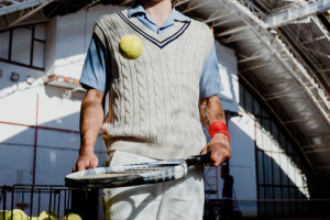 Man-bouncing-tennis-ball-racket