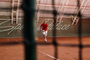 Man-playing-tennis