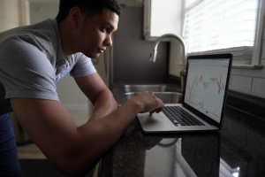 Person-managing-money-for-online-sports-betting