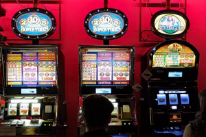 Casino-slot-machine-people-playing