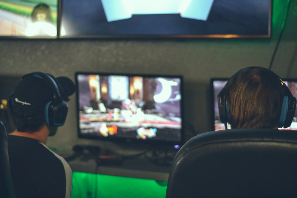 Two people betting on video games