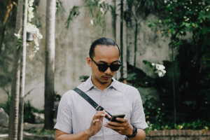 An online snooker bettor line shopping on a betting app