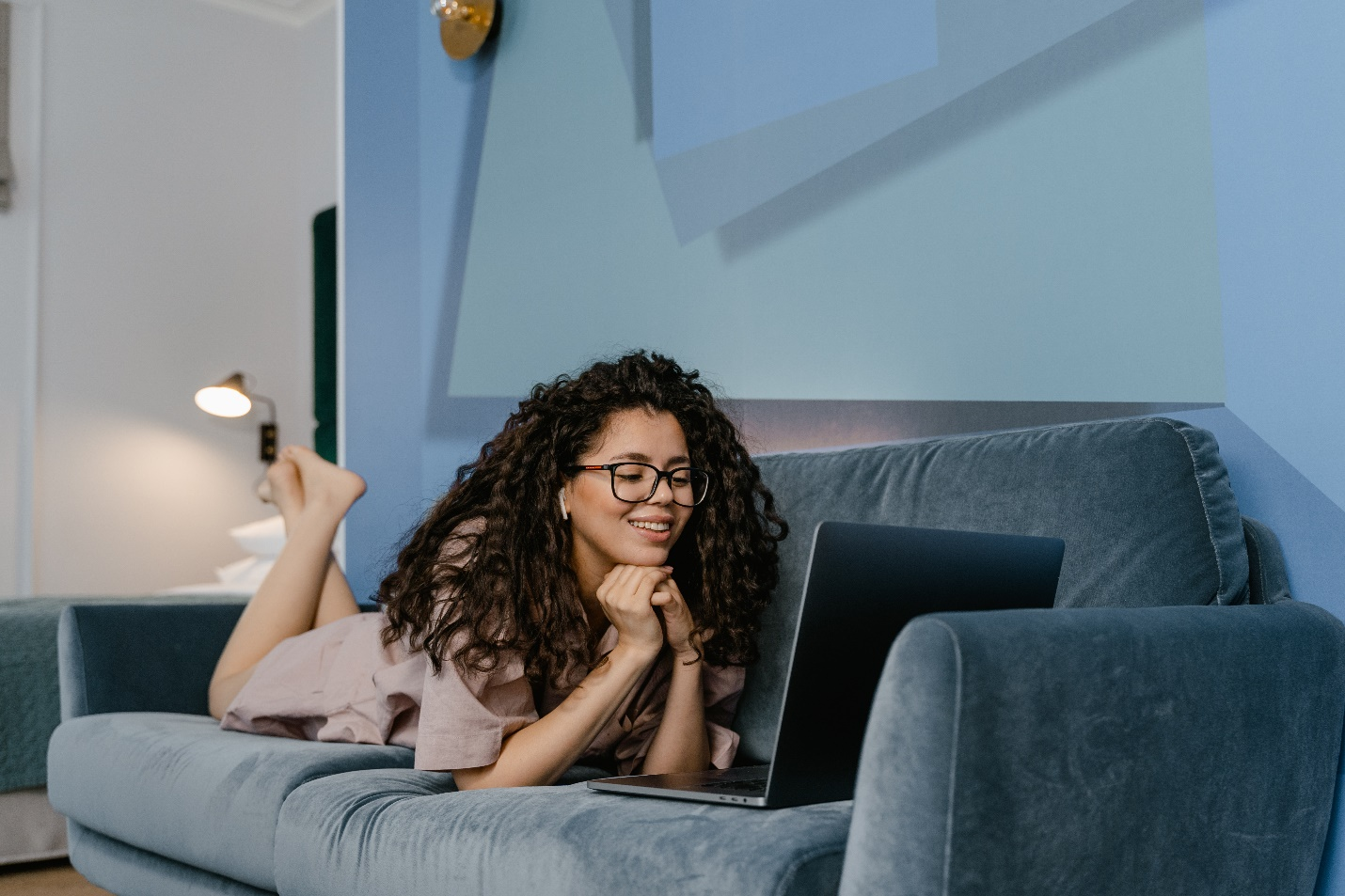 woman playing Sic Bo online