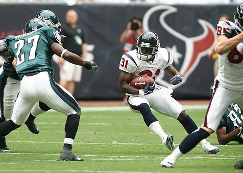 Football teams during NFL match