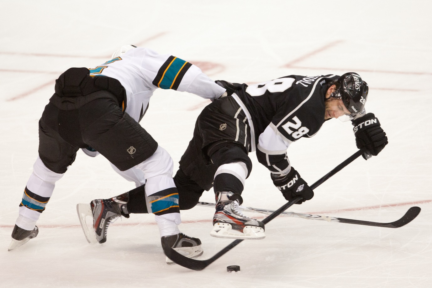 players playing ice hockey