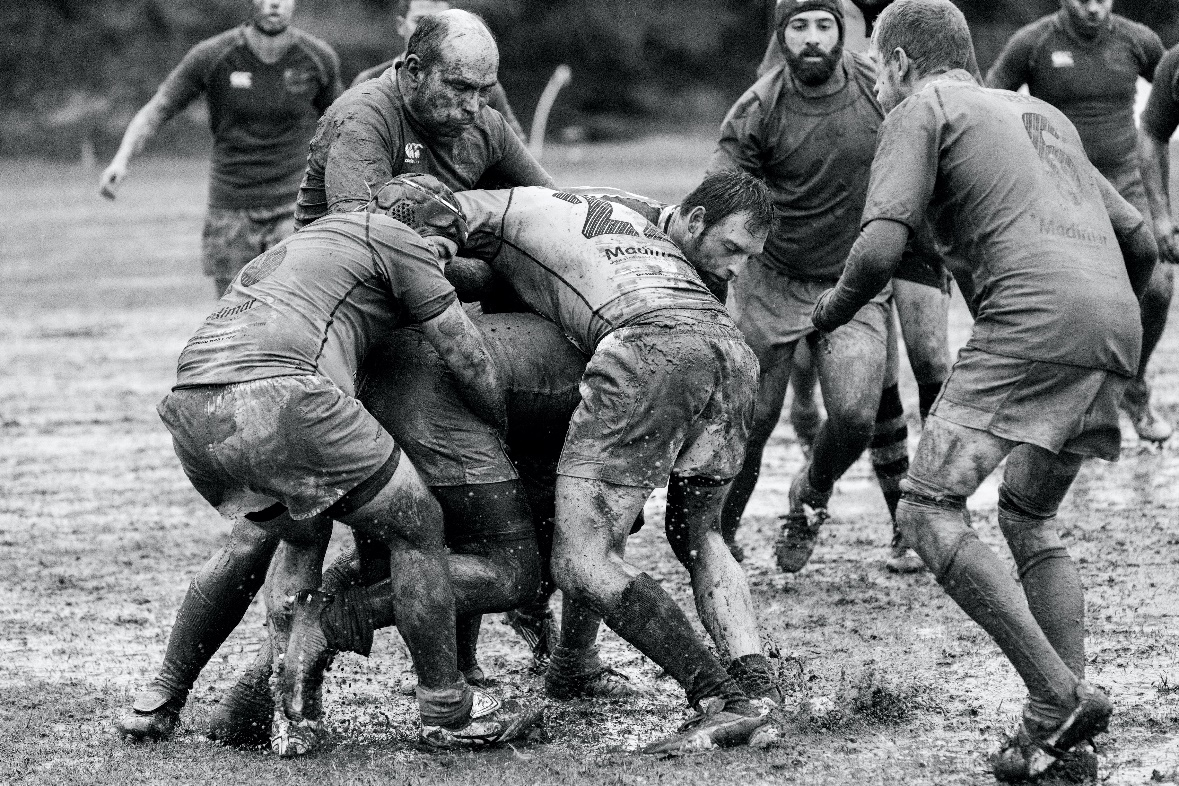 players-playing-rugby