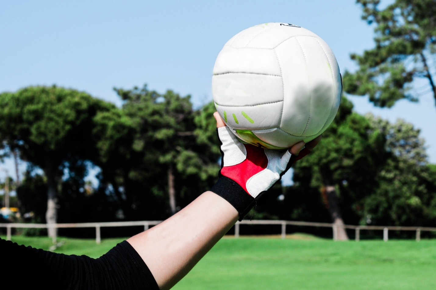 A player holding a Gaelic football