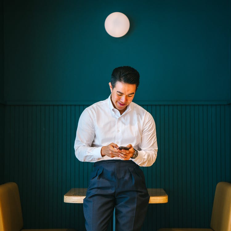 Man browsing through top online sportsbooks on his phone