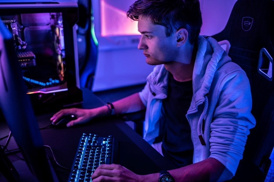 A person playing esport