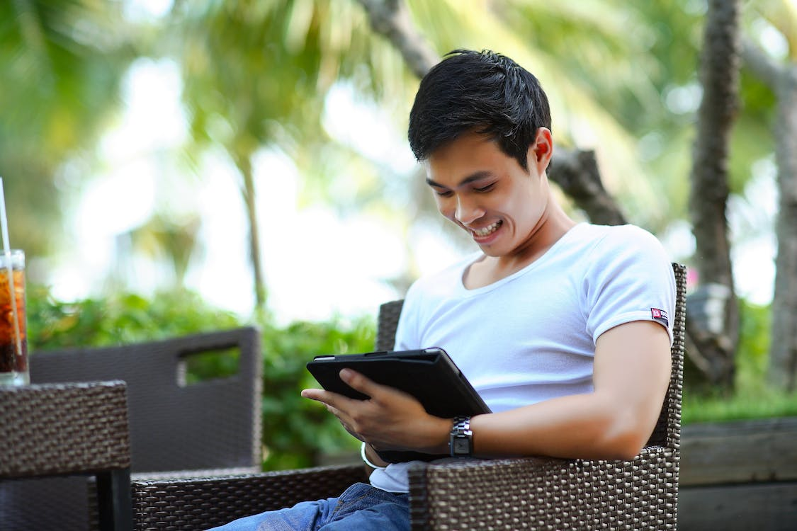 A man playing blackjack online